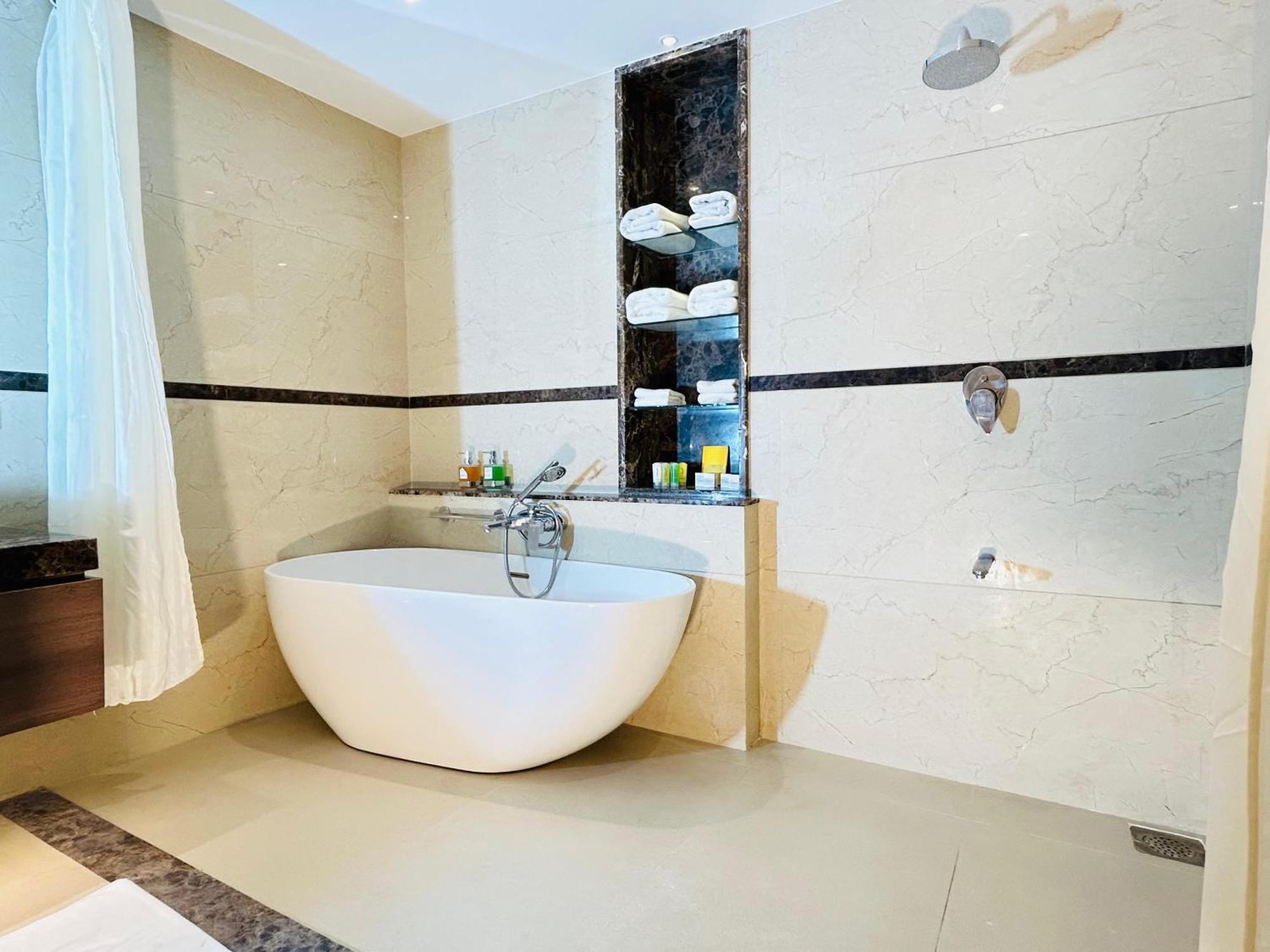 Boulevard 9 Luxury Resort & Spa Nadiād Εξωτερικό φωτογραφία