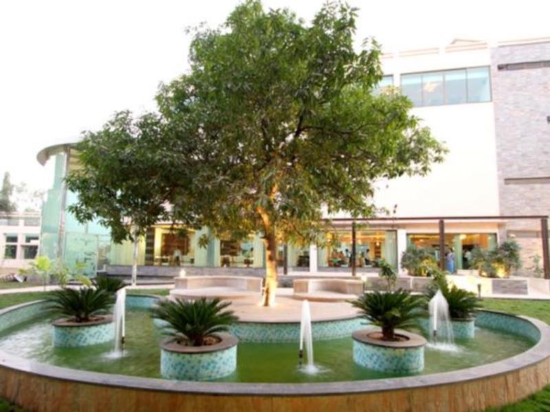 Boulevard 9 Luxury Resort & Spa Nadiād Εξωτερικό φωτογραφία
